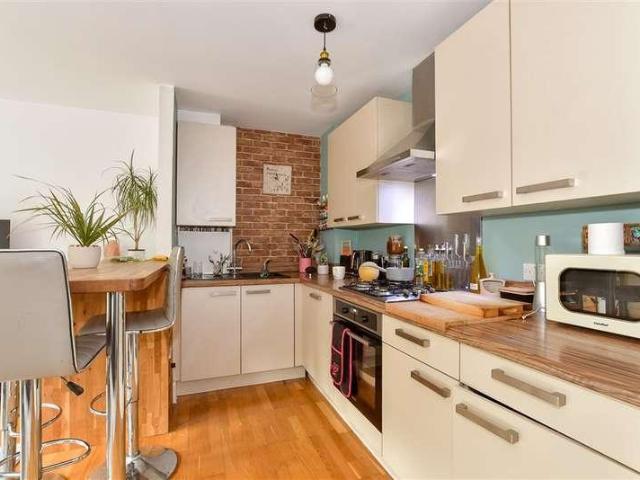2 bed flat for sale