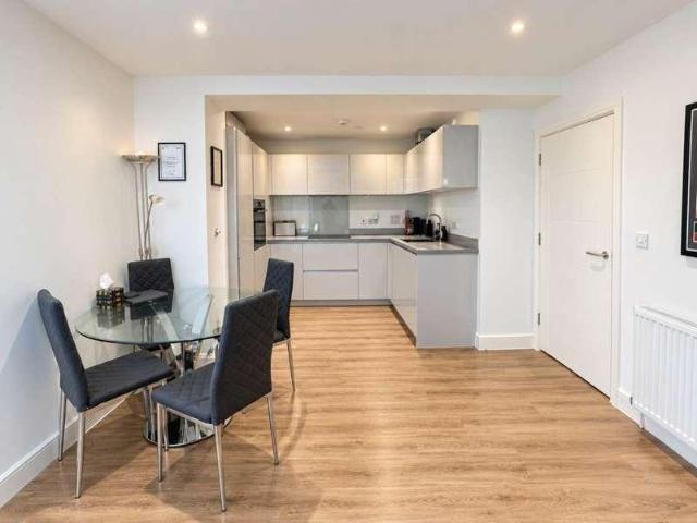 2 bed flat for sale
