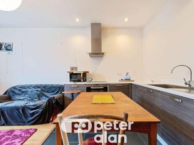 2 bed flat for sale