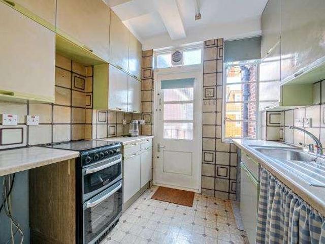 2 bed flat for sale