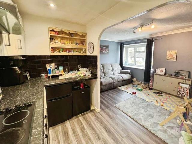 2 bed flat for sale