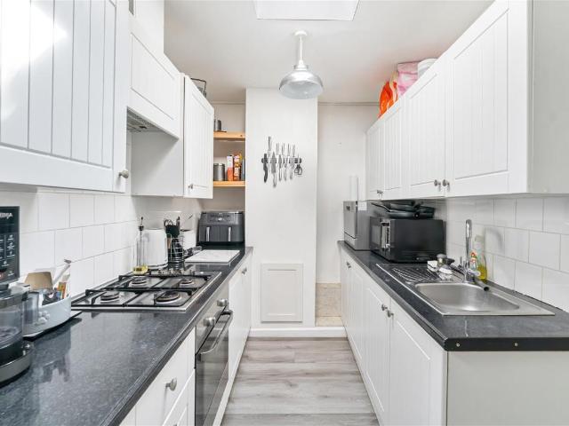 2 bed flat for sale