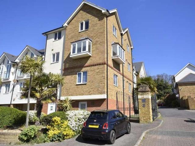 2 bed flat for sale