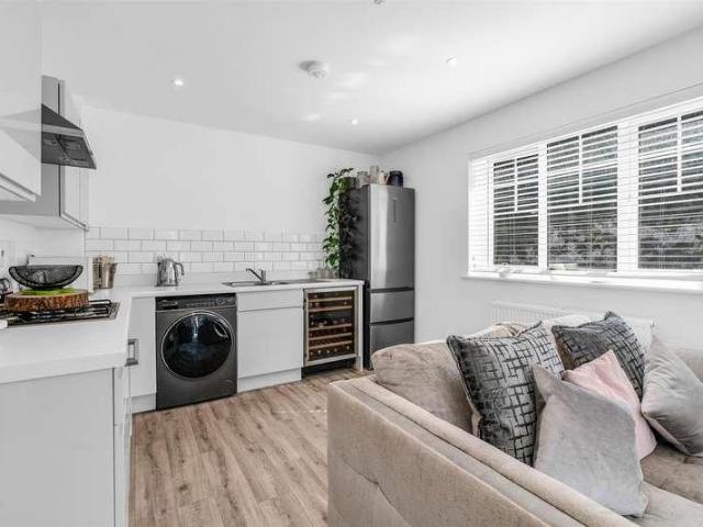 2 bed flat for sale