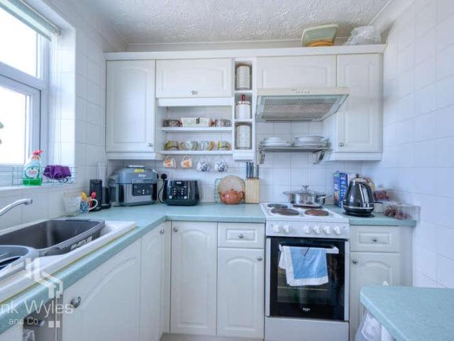 2 bed flat for sale