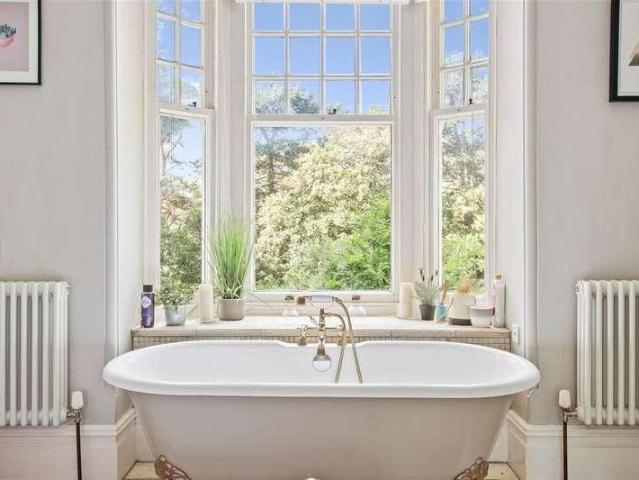 2 bed flat for sale
