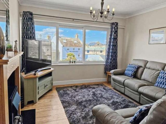 2 bed flat for sale