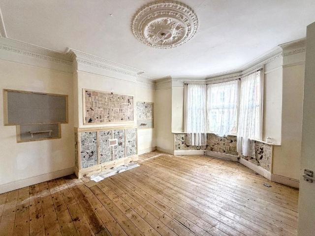 2 bed flat for sale