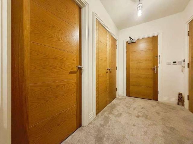 2 bed flat for sale