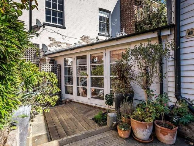 2 bed flat for sale