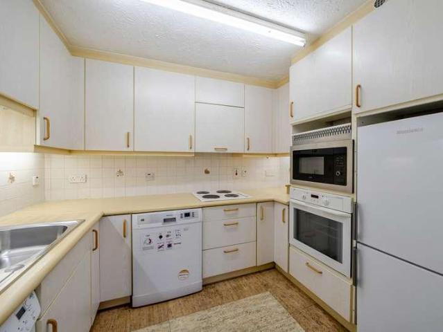 2 bed flat for sale