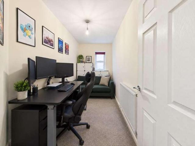 2 bed flat for sale
