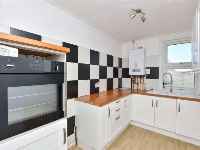 2 bed flat for sale