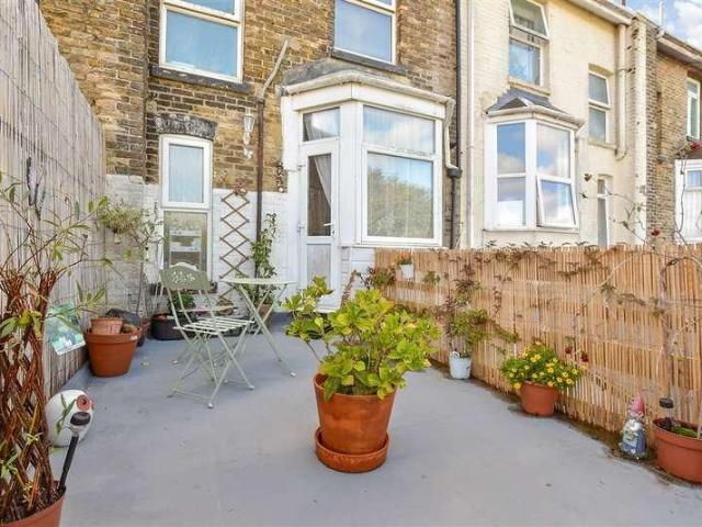 2 bed flat for sale