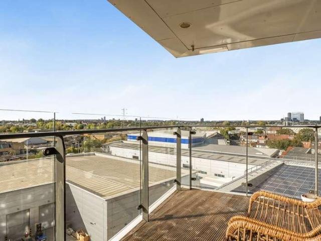 2 bed flat for sale