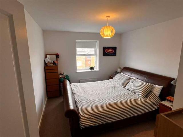 2 bed flat for sale