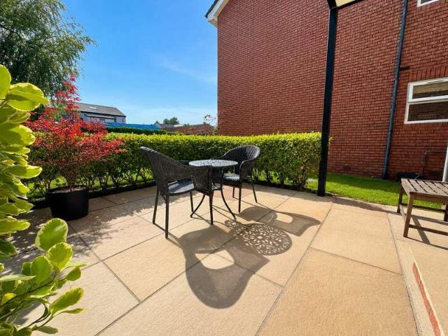 2 bed flat for sale