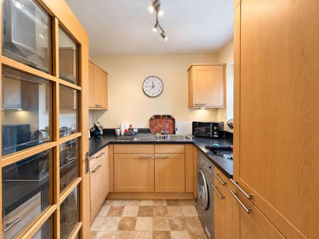 2 bed flat for sale