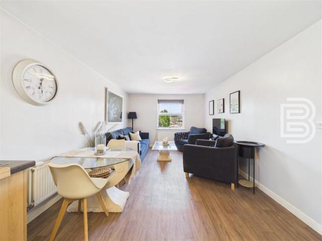 2 bed flat for sale