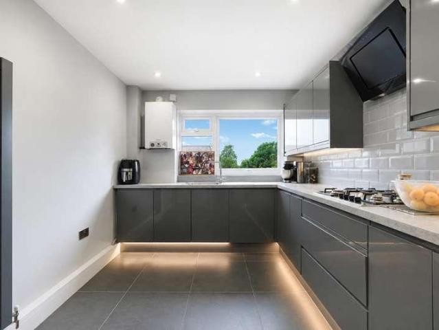 2 bed flat for sale