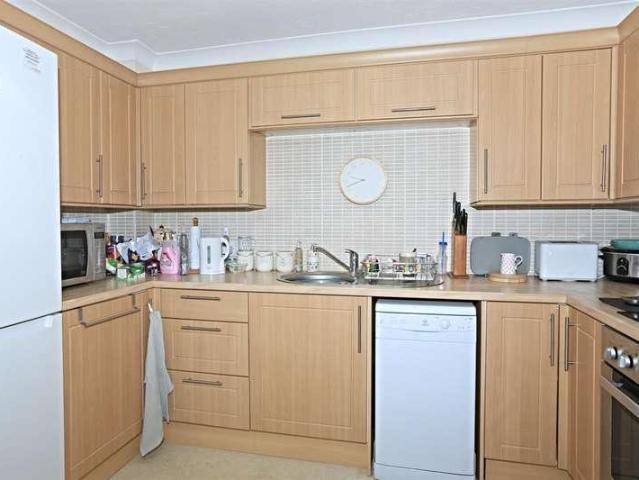 2 bed flat for sale