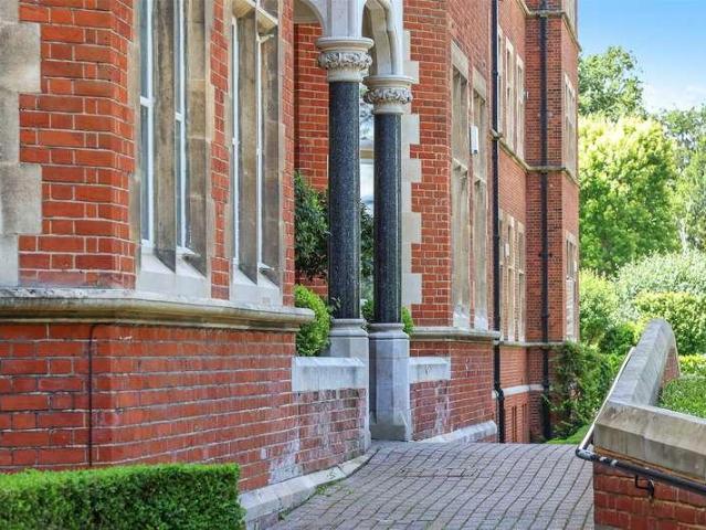 2 bed flat for sale