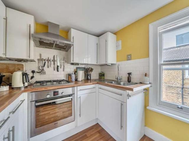 2 bed flat for sale
