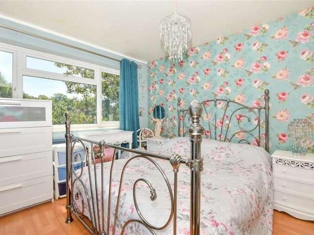 2 bed flat for sale