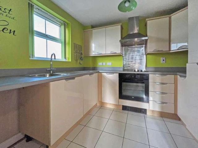 2 bed flat for sale