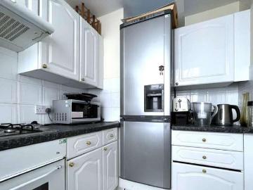 2 bed flat for sale