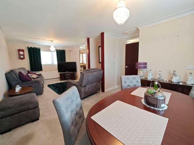 2 bed flat for sale