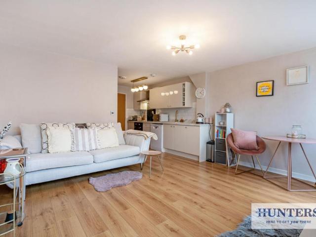 2 bed flat for sale