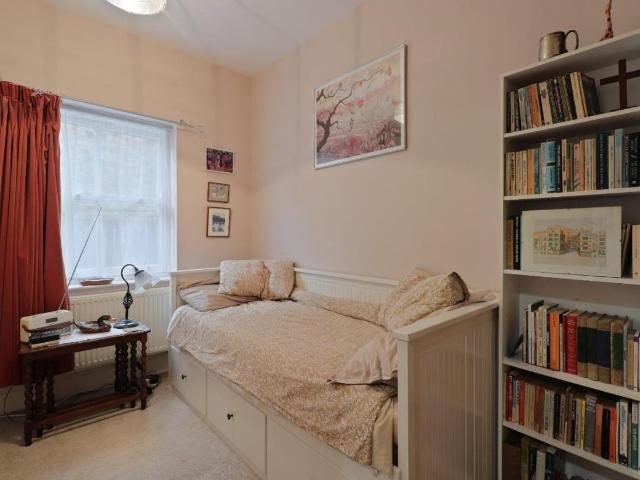 2 bed flat for sale