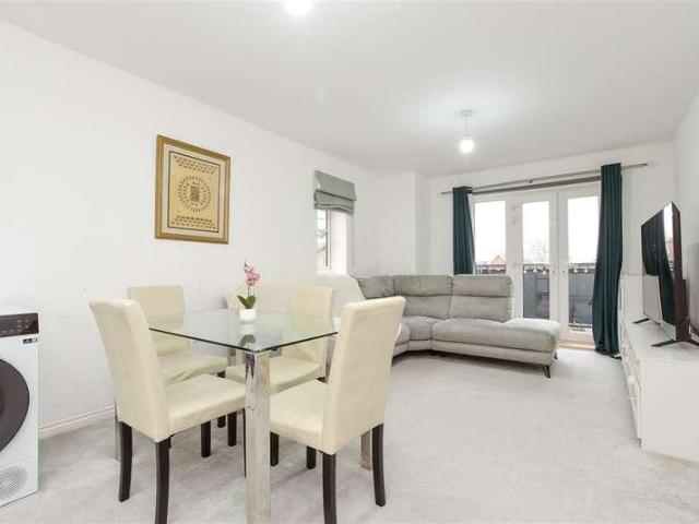 2 bed flat for sale
