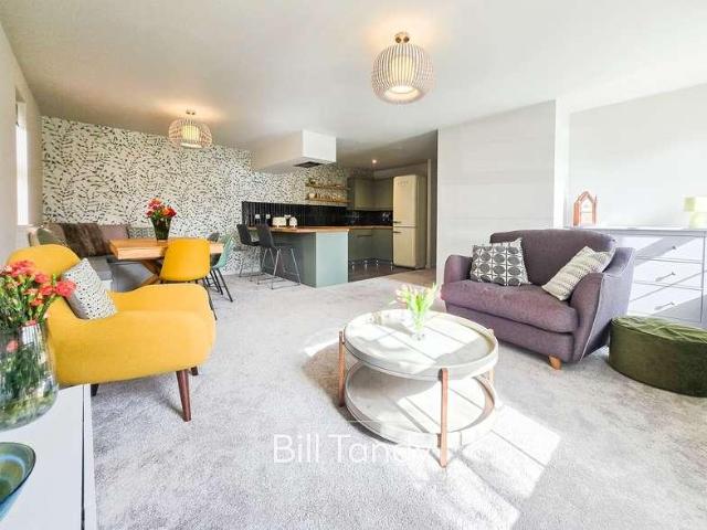 2 bed flat for sale