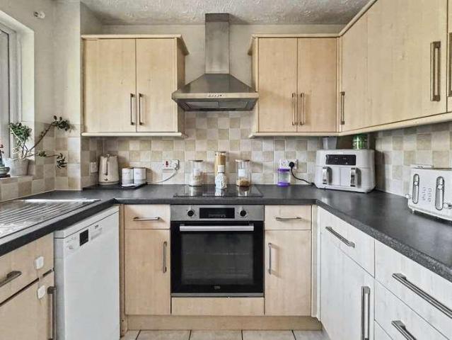 2 bed flat for sale