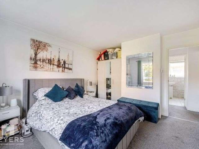 2 bed flat for sale