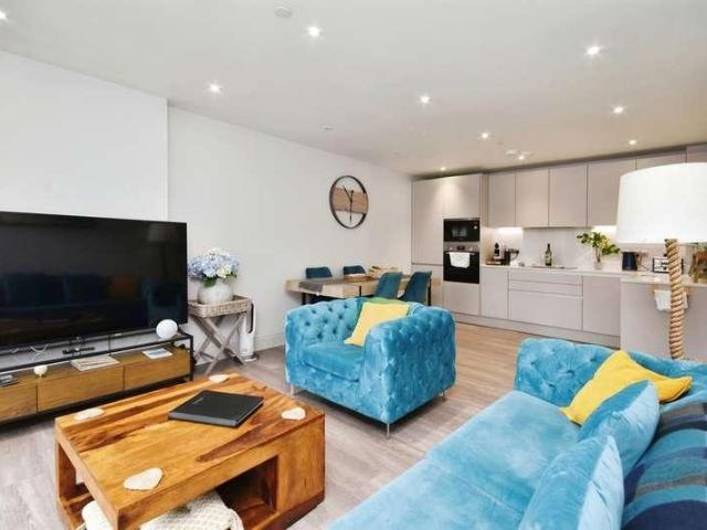 2 bed flat for sale