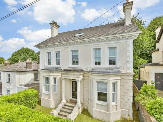 2 bed flat for sale