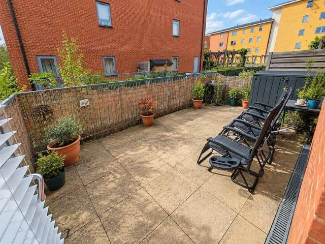 2 bed flat for sale