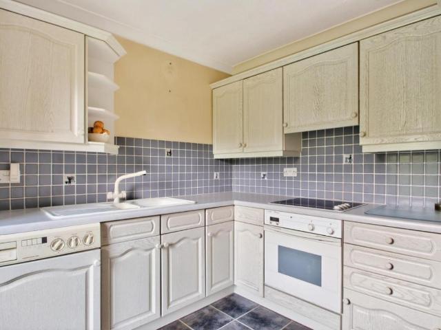 2 bed flat for sale