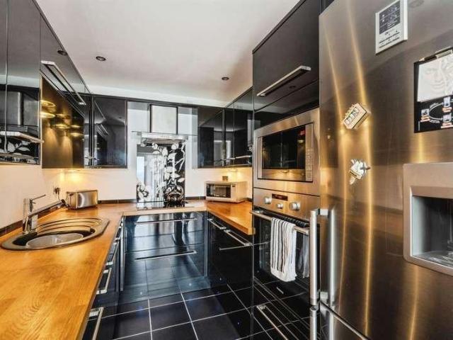 2 bed flat for sale