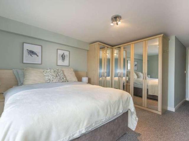 2 bed flat for sale