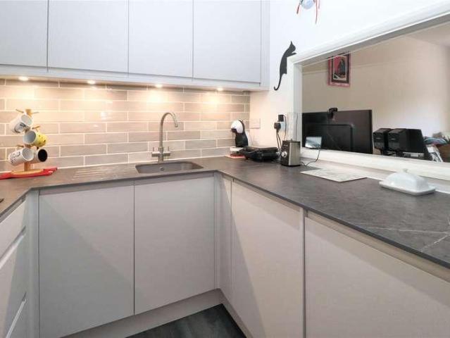 2 bed flat for sale