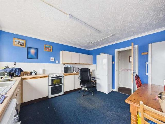 2 bed flat for sale