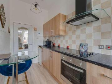 2 bed flat for sale