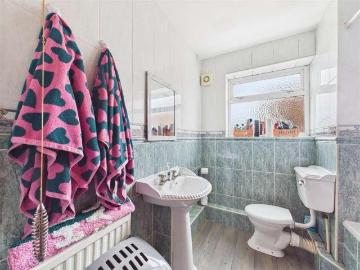 2 bed flat for sale
