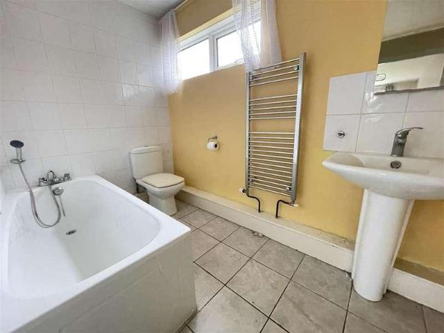 2 bed flat for sale