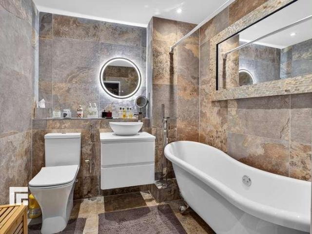 2 bed flat for sale