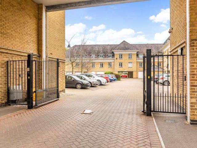 2 bed flat for sale